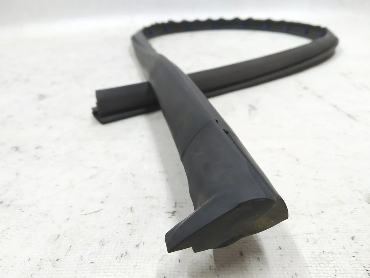 Уплотнитель для порога правый Audi E-tron 4KE833178B