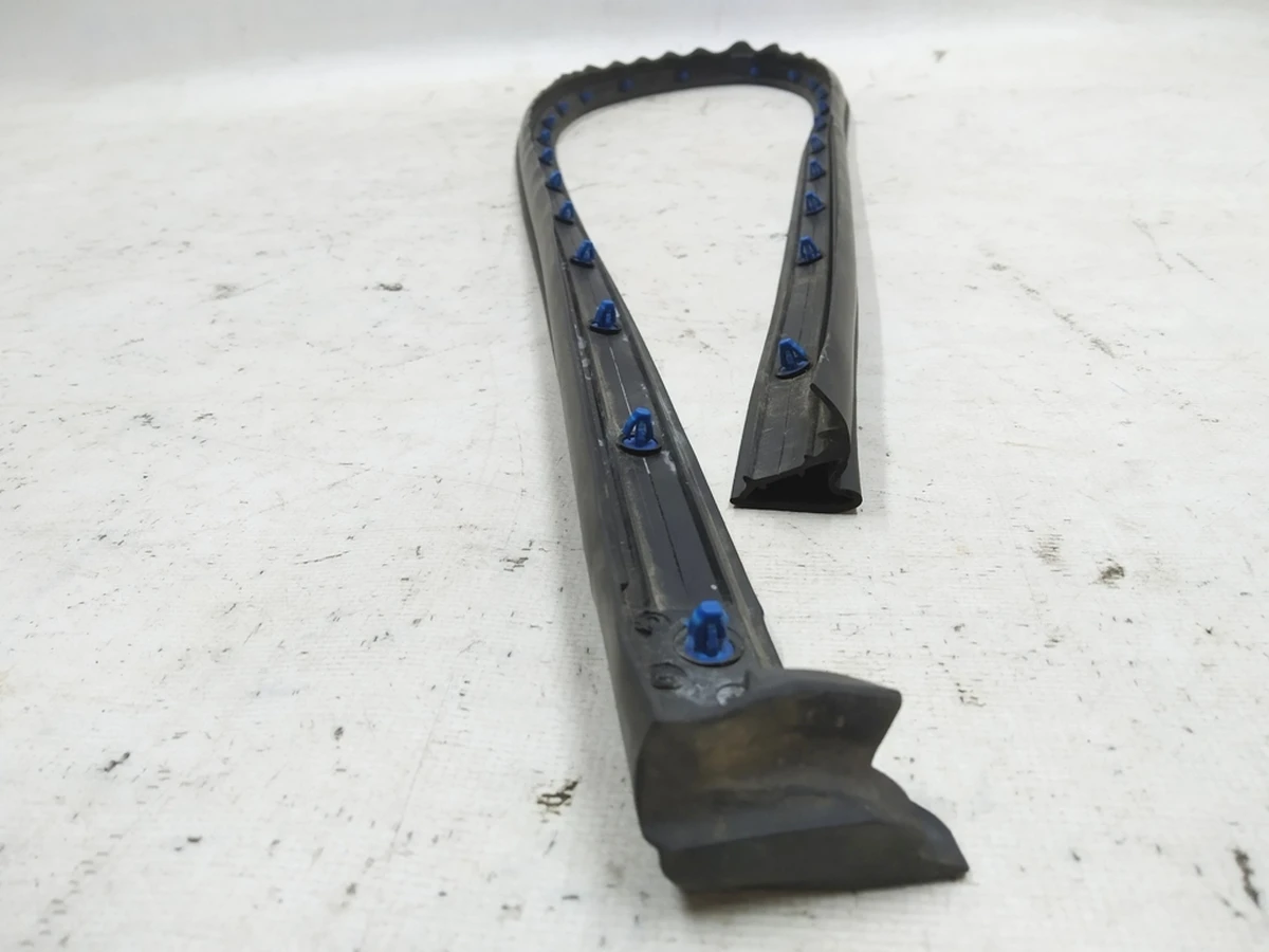 Уплотнитель для порога правый Audi E-tron 4KE833178B