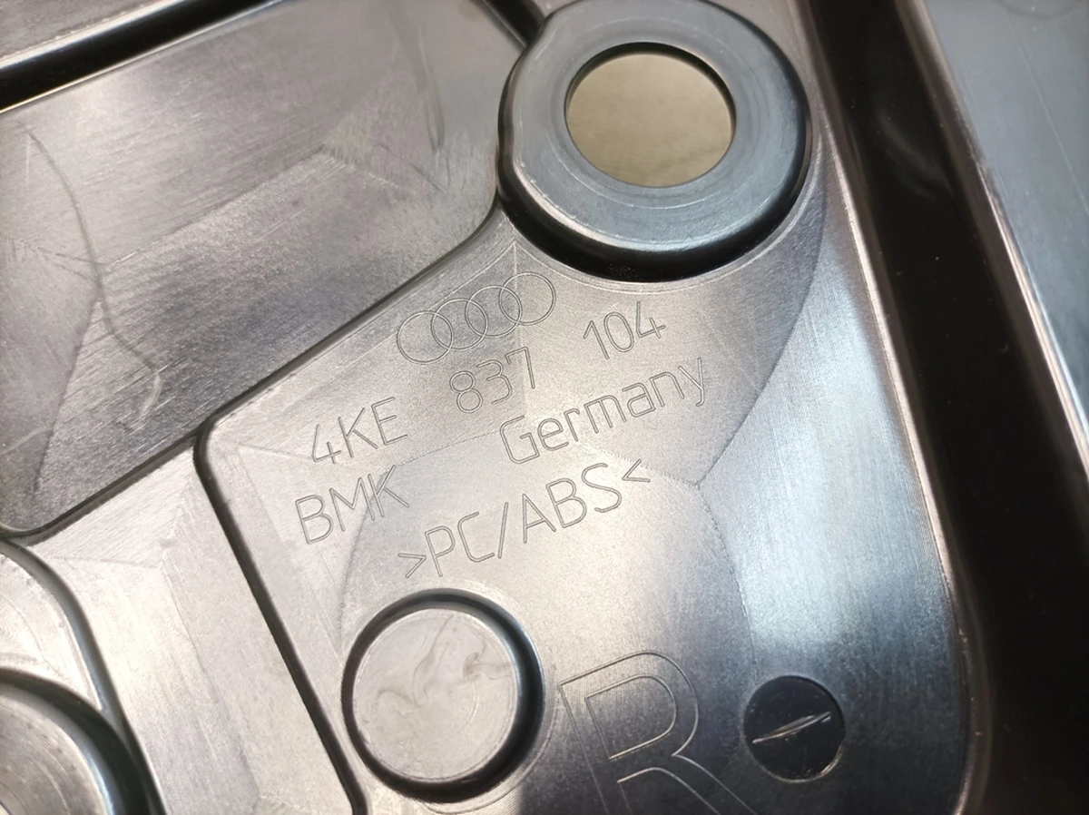 Накладка внутренней панели двери правая с повреждением Audi E-tron 4KE837104