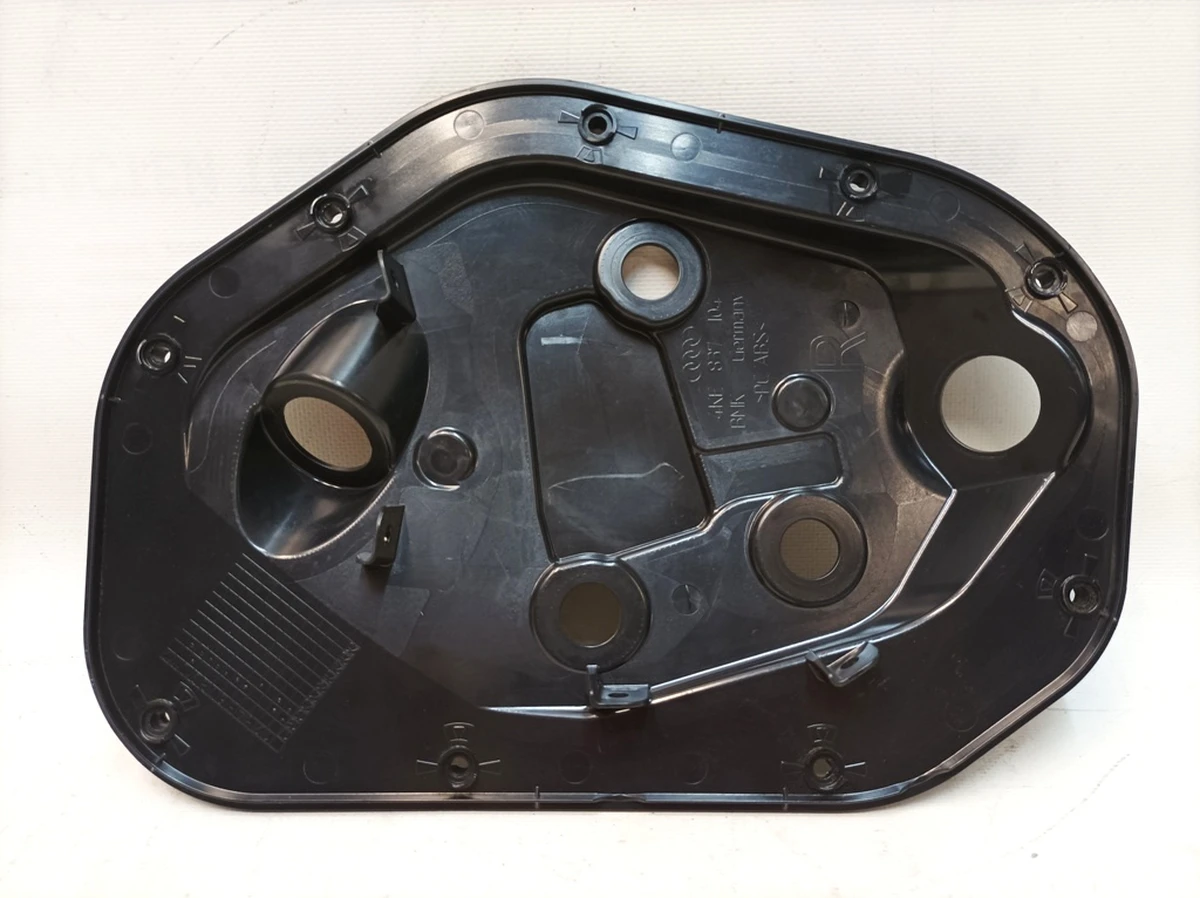 Накладка внутренней панели двери правая с повреждением Audi E-tron 4KE837104