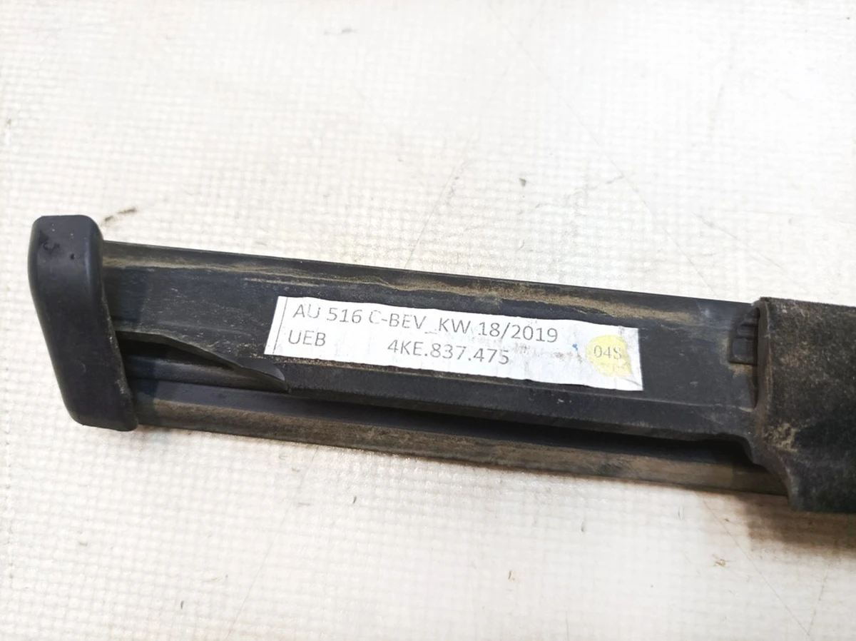 Молдинг із ущільнювачем дверей передньої лівої Audi E-tron 4KE837475