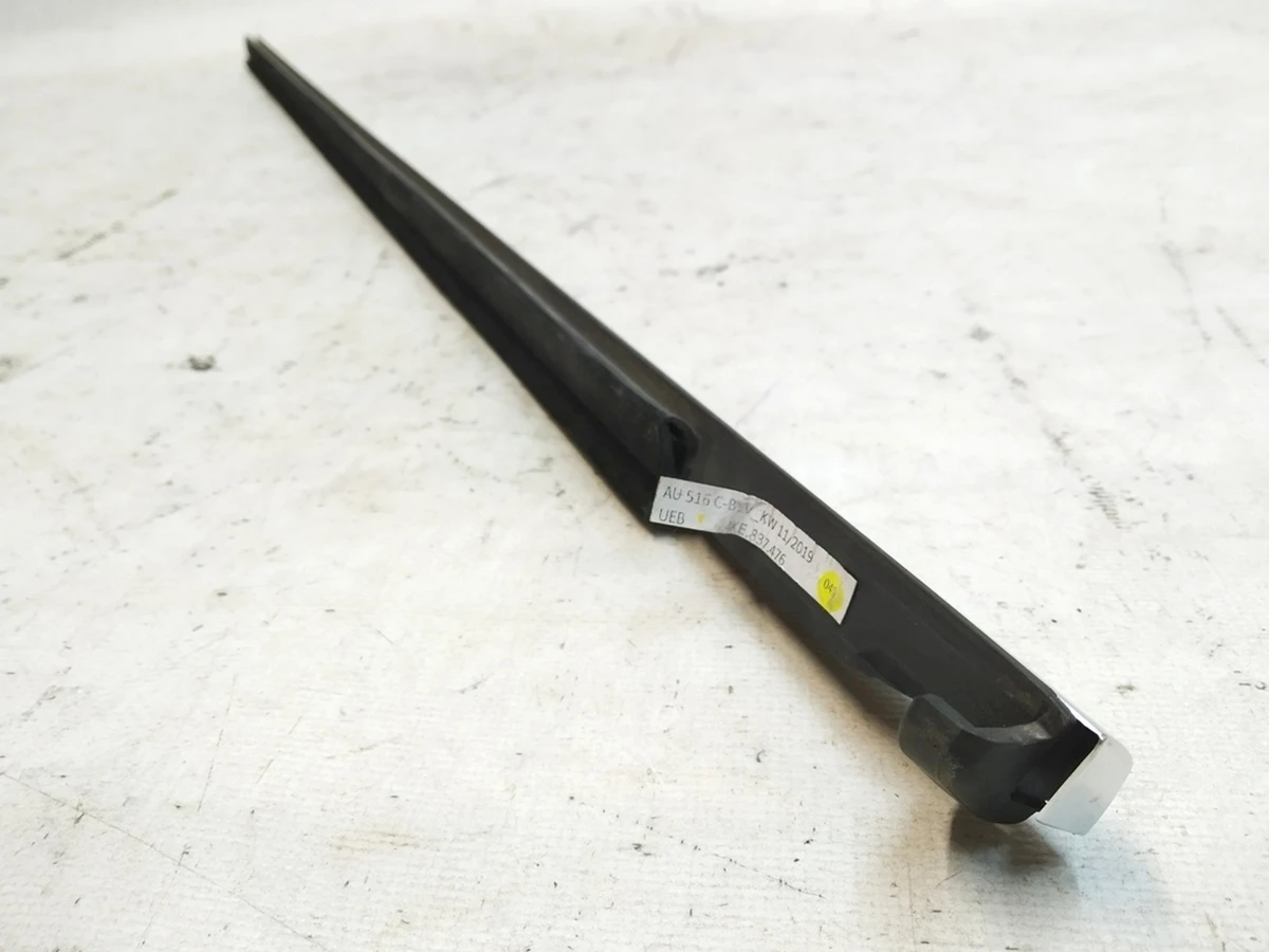 Molding with door seal front right with damage Audi E-tron 4KE837476