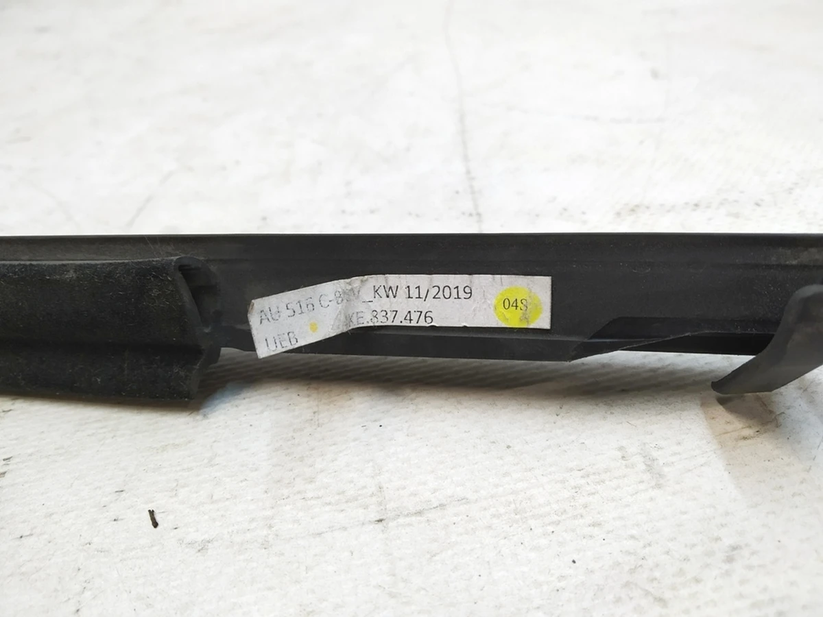 Molding with door seal front right with damage Audi E-tron 4KE837476