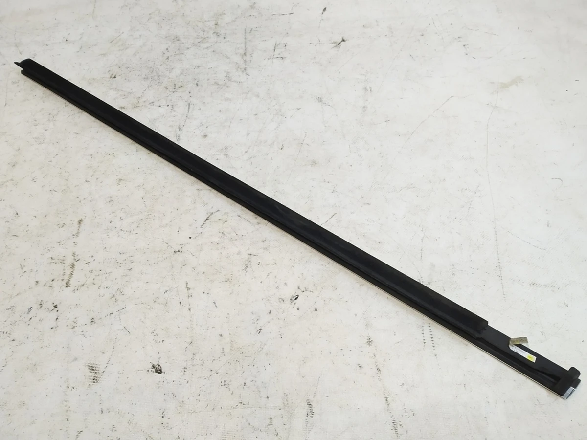 Molding with door seal front right with damage Audi E-tron 4KE837476