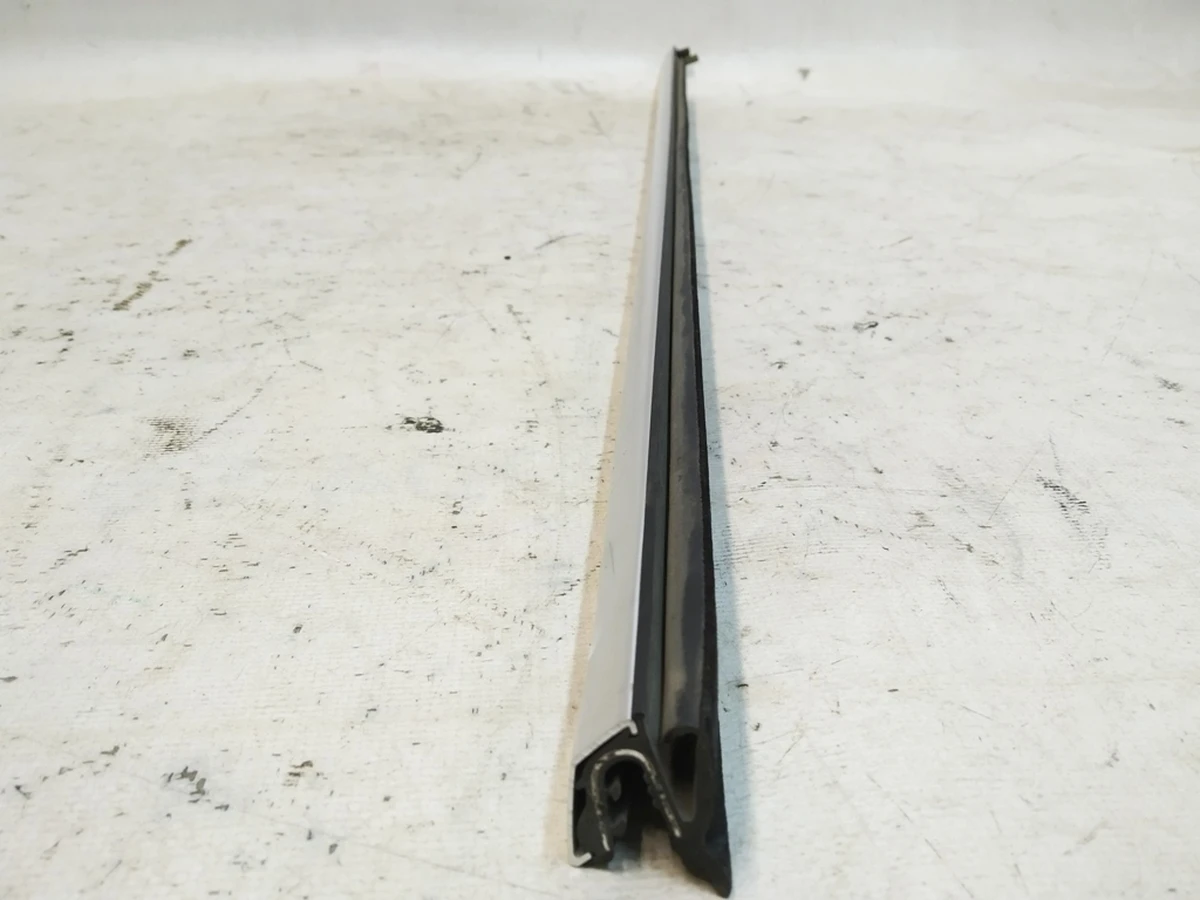 Molding with door seal front right with damage Audi E-tron 4KE837476