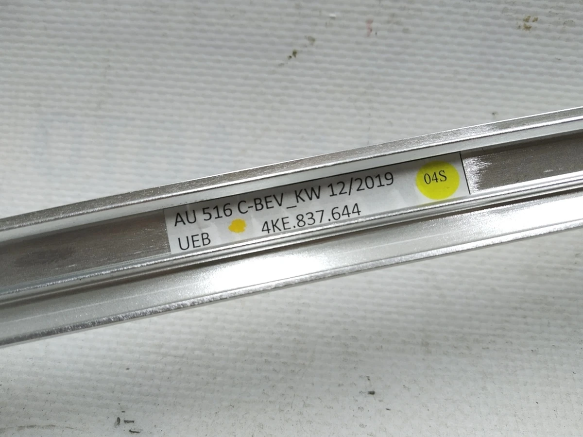 Молдинг двері передньої правої верхній Audi E-tron 4KE837644