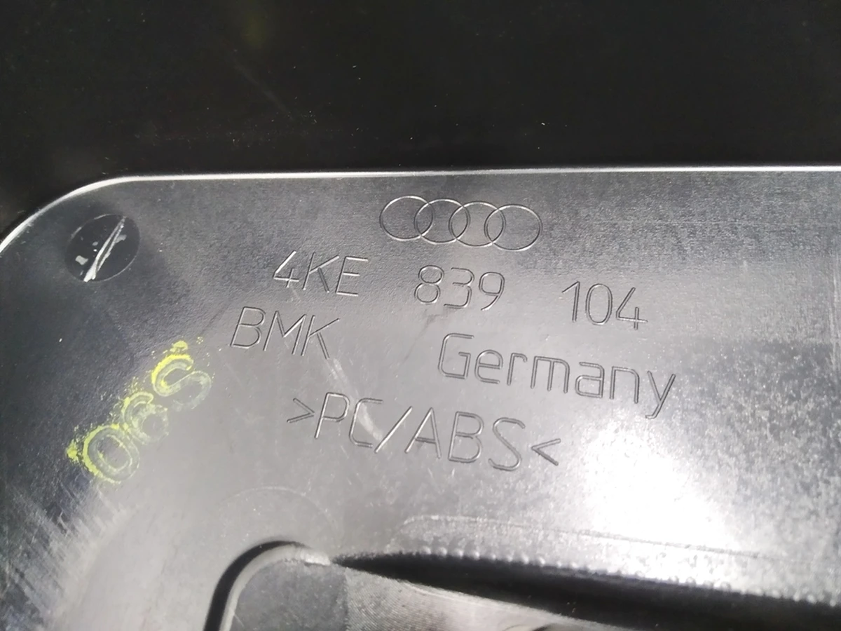 Накладка внутрішньої панелі дверей задньої правої Audi E-tron 4KE839104