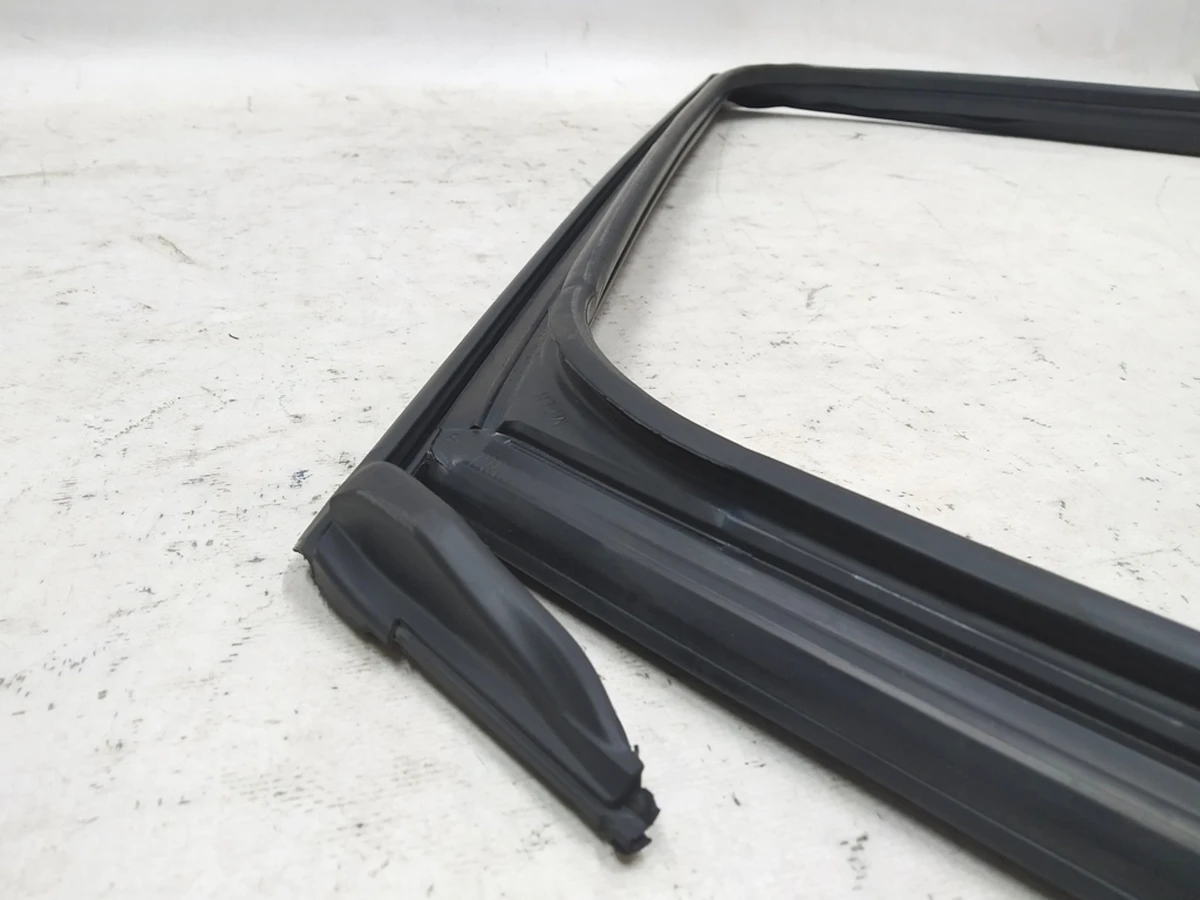 Направляющая уплотнитель стекла двери задней левой Audi E-tron 4KE839431C