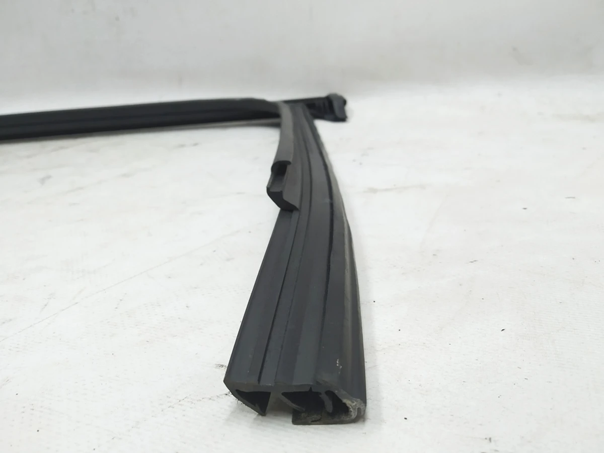 Направляющая уплотнитель стекла двери задней левой Audi E-tron 4KE839431C