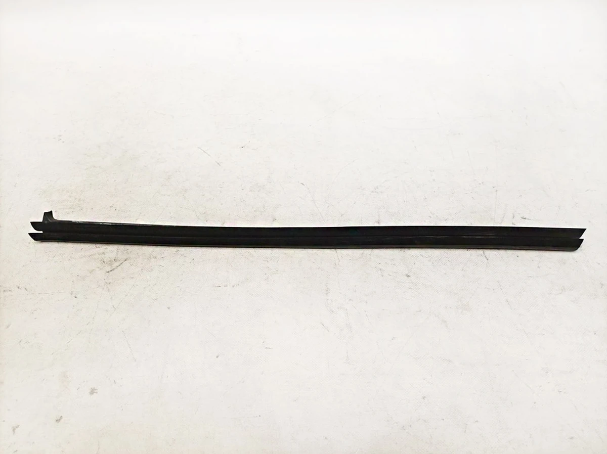 Уплотнитель паза стекла двери задней левой Audi E-tron 4KE839479A