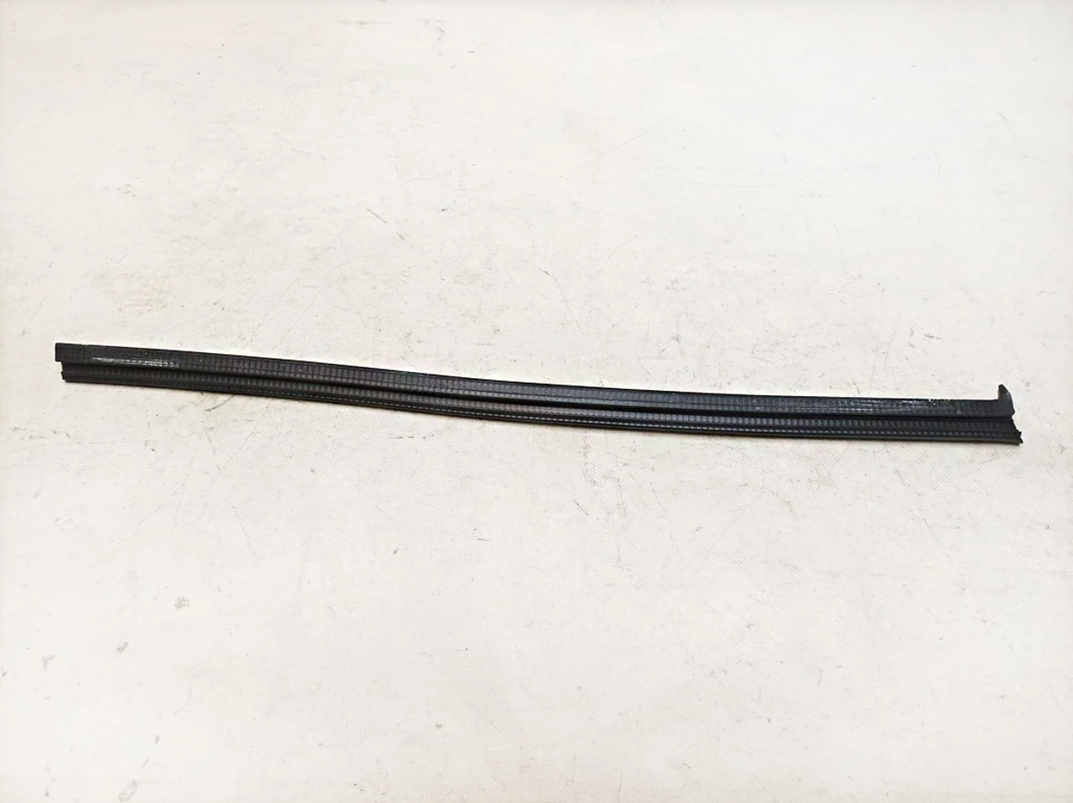 Уплотнитель паза стекла двери задней левой Audi E-tron 4KE839479A