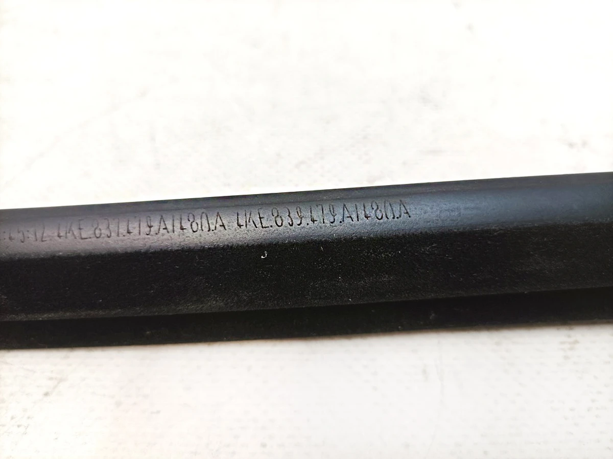 Уплотнитель паза стекла двери задней левой Audi E-tron 4KE839479A