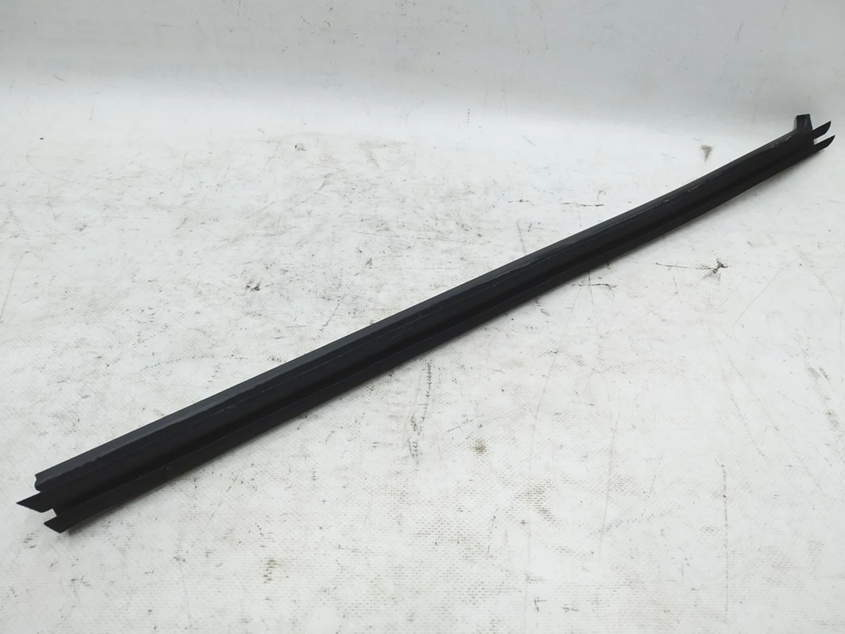 Ущільнювач паза скла двері задньої правої Audi E-tron 4KE839480A