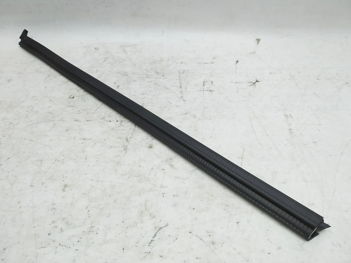 Ущільнювач паза скла двері задньої правої Audi E-tron 4KE839480A