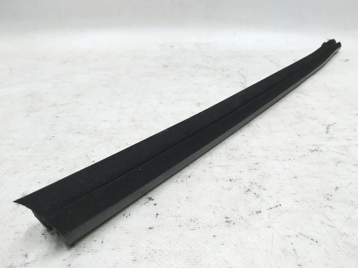 Ущільнювач паза скла двері задньої правої Audi E-tron 4KE839480A