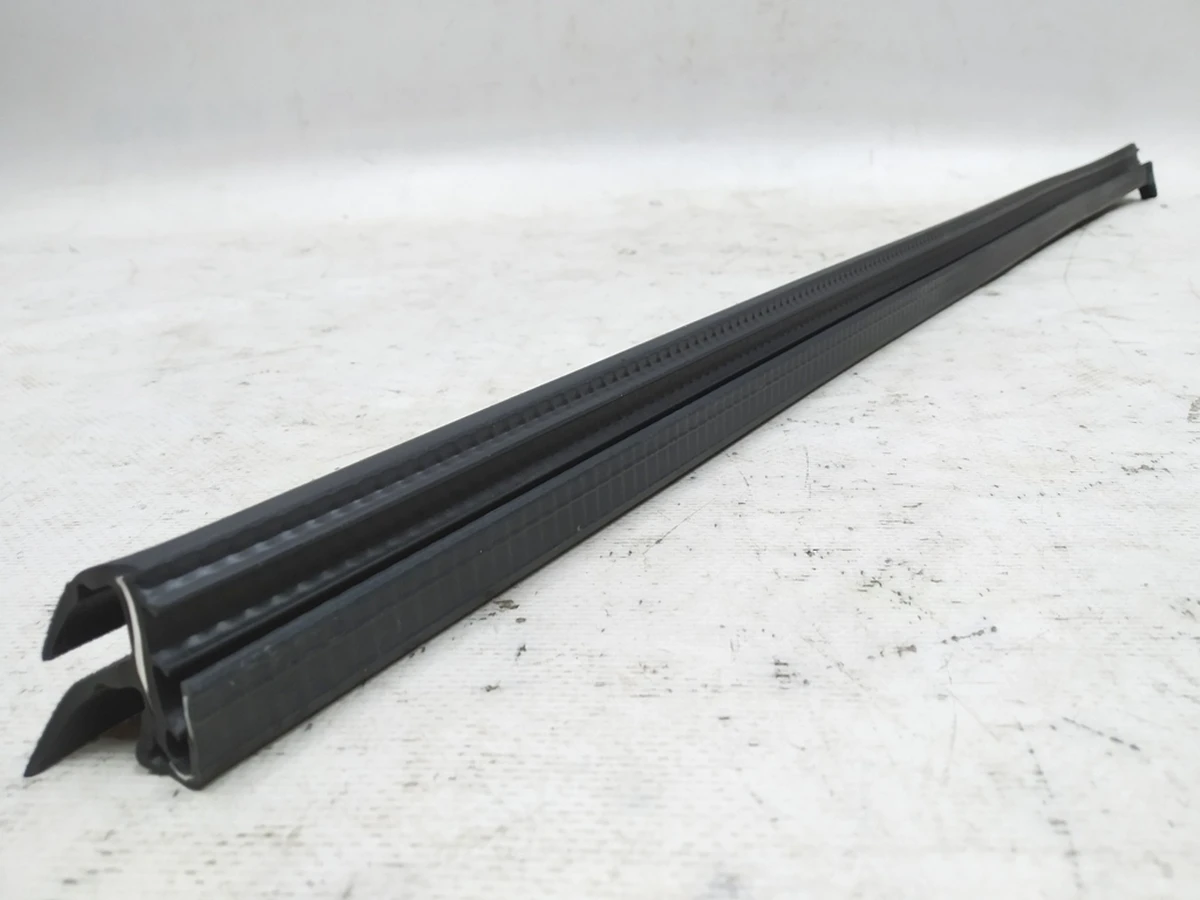 Ущільнювач паза скла двері задньої правої Audi E-tron 4KE839480A