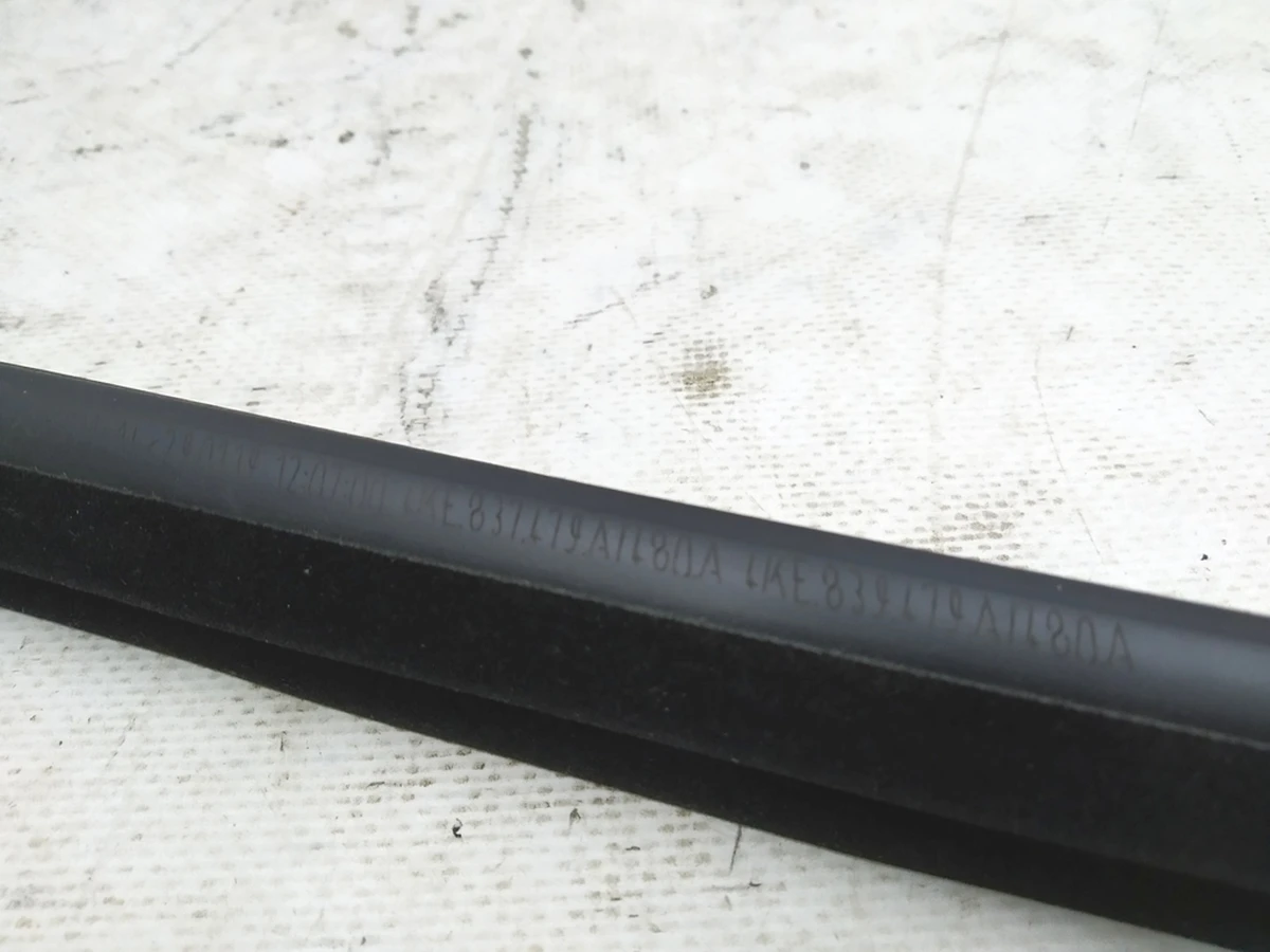 Ущільнювач паза скла двері задньої правої Audi E-tron 4KE839480A