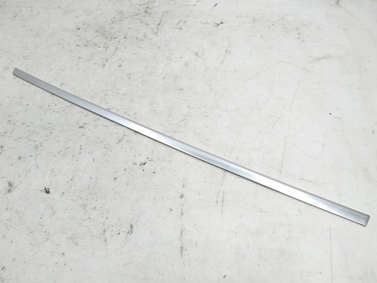 Молдинг напрямної скла двері задньої лівої з пошкодженням Audi E-tron 4KE839643C