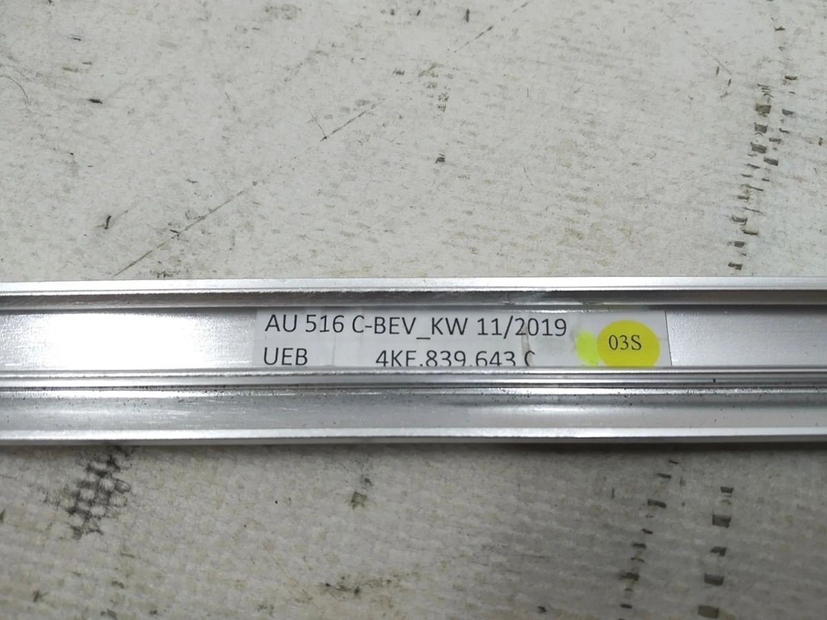 Молдинг напрямної скла двері задньої лівої з пошкодженням Audi E-tron 4KE839643C