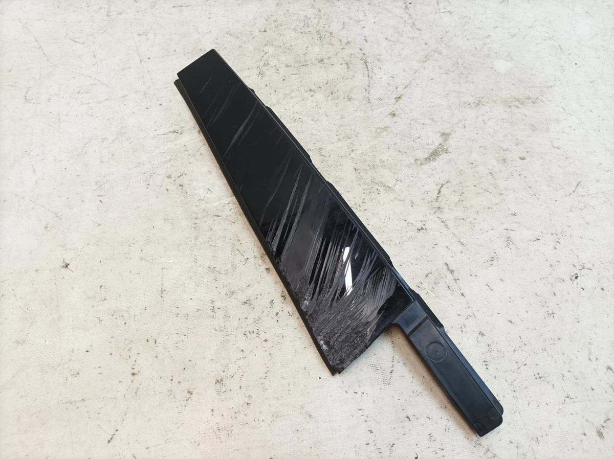 Накладка стойки В левая с повреждением Audi E-tron 4KE839901