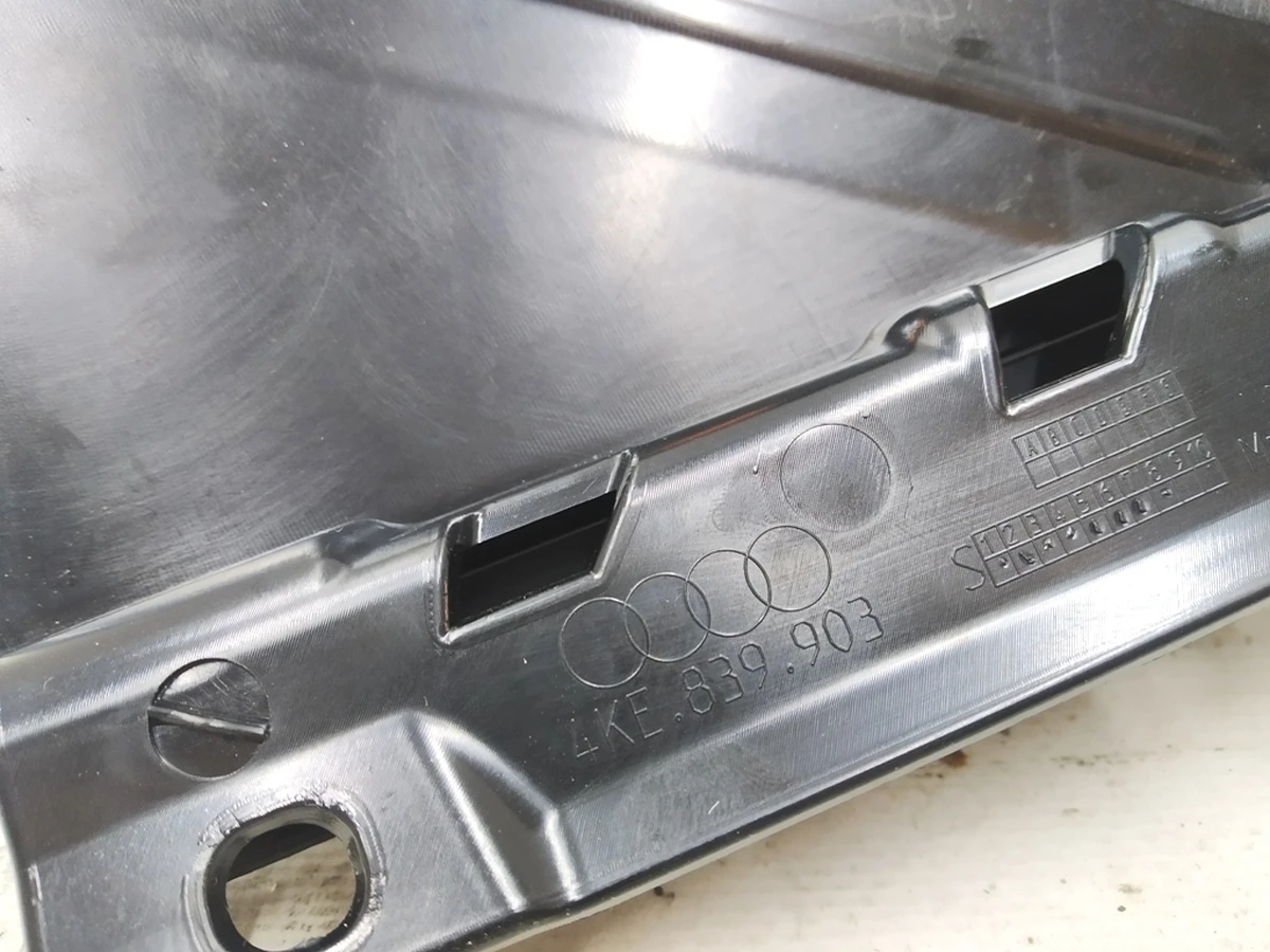 Накладка стійки C ліва з пошкодженням Audi E-tron 4KE839903