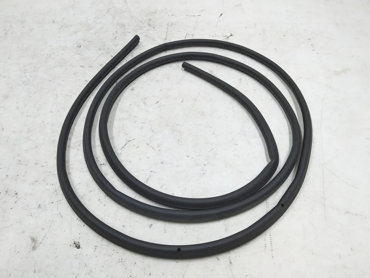 Уплотнитель двери задней правой самоклеющийся Audi E-tron 4KE839912A