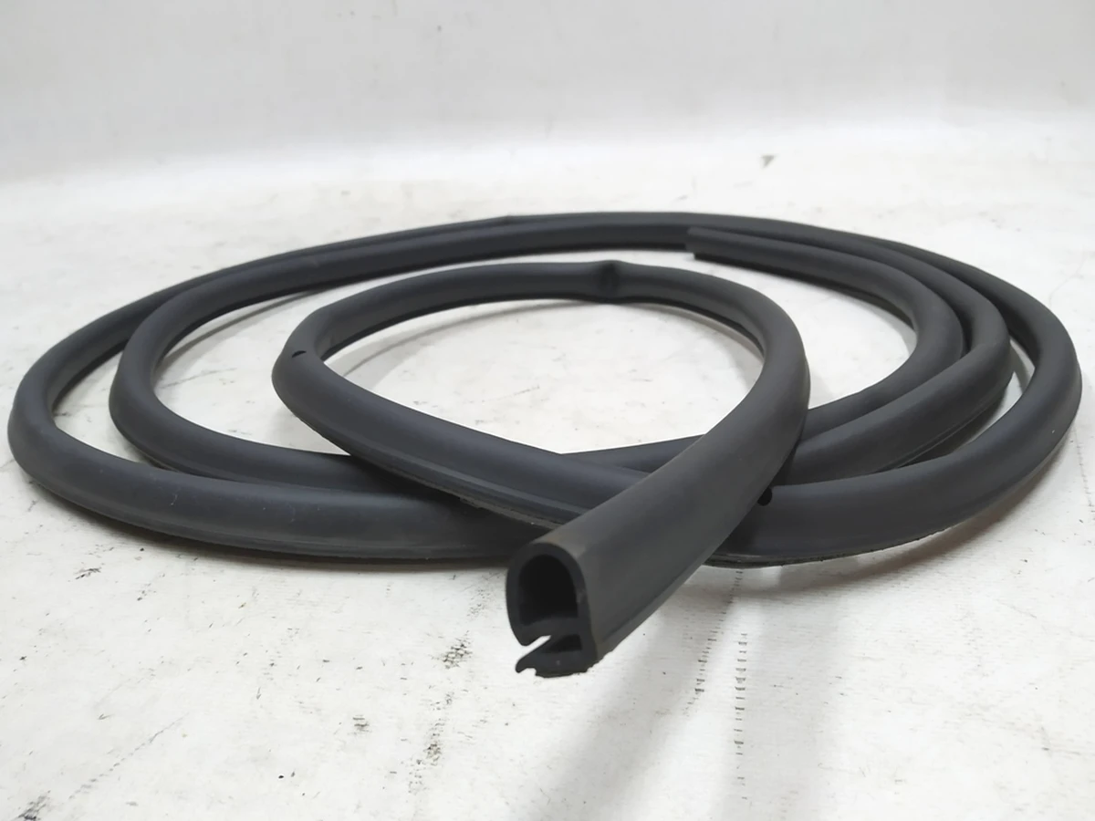 Уплотнитель двери задней правой самоклеющийся Audi E-tron 4KE839912A