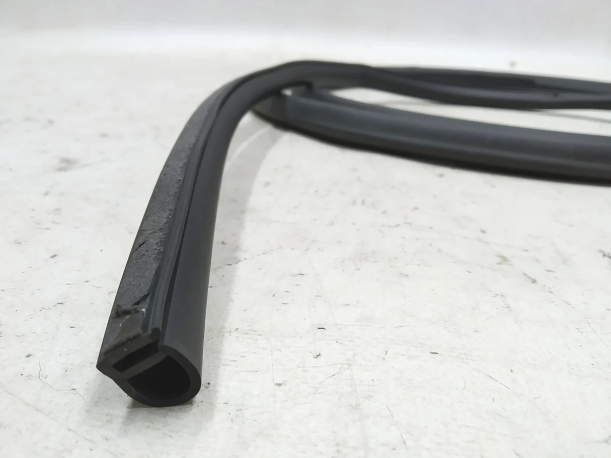 Уплотнитель двери задней правой самоклеющийся Audi E-tron 4KE839912A