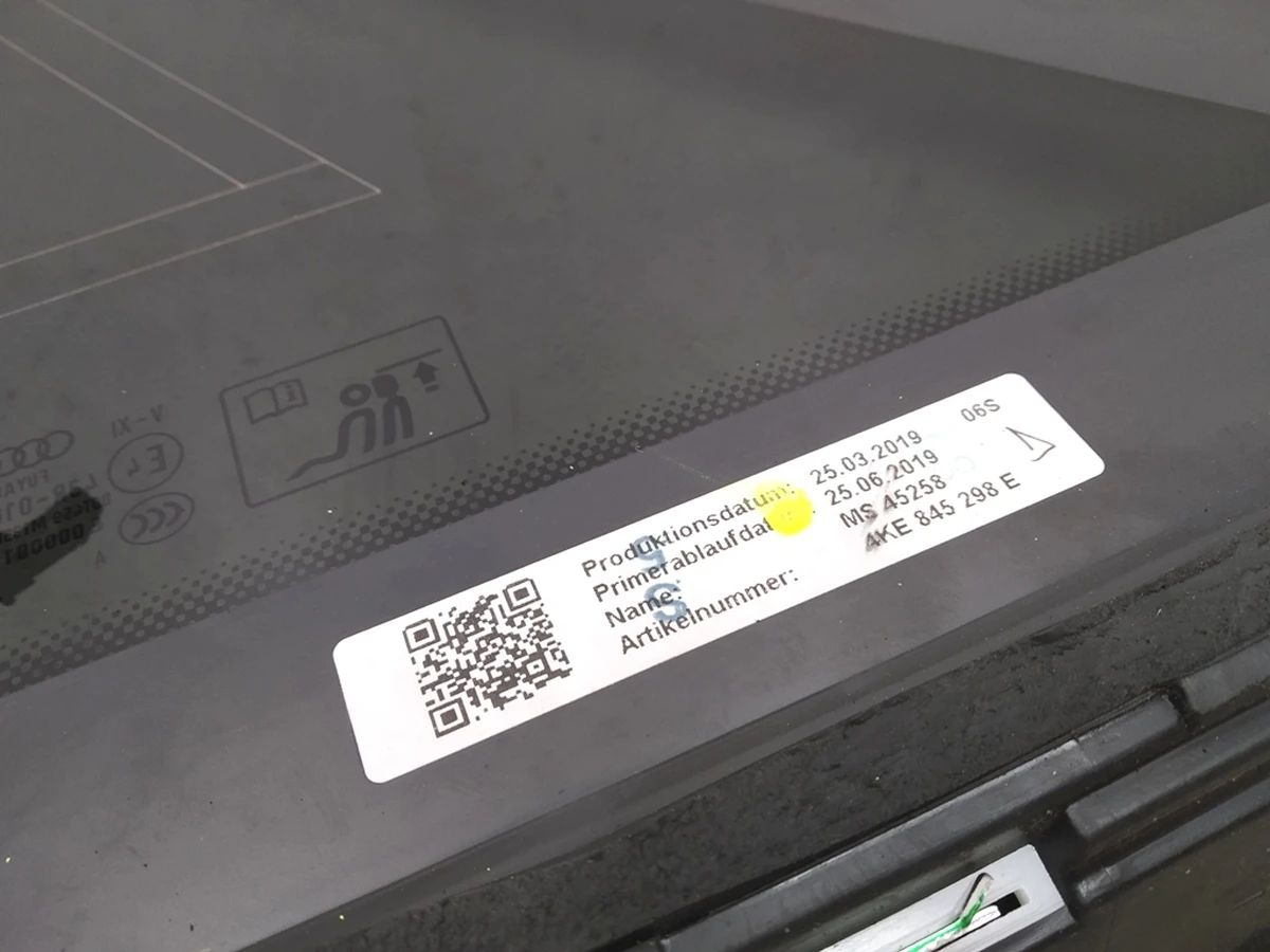 Side rear right tinted glass Audi E-tron 4KE845298E