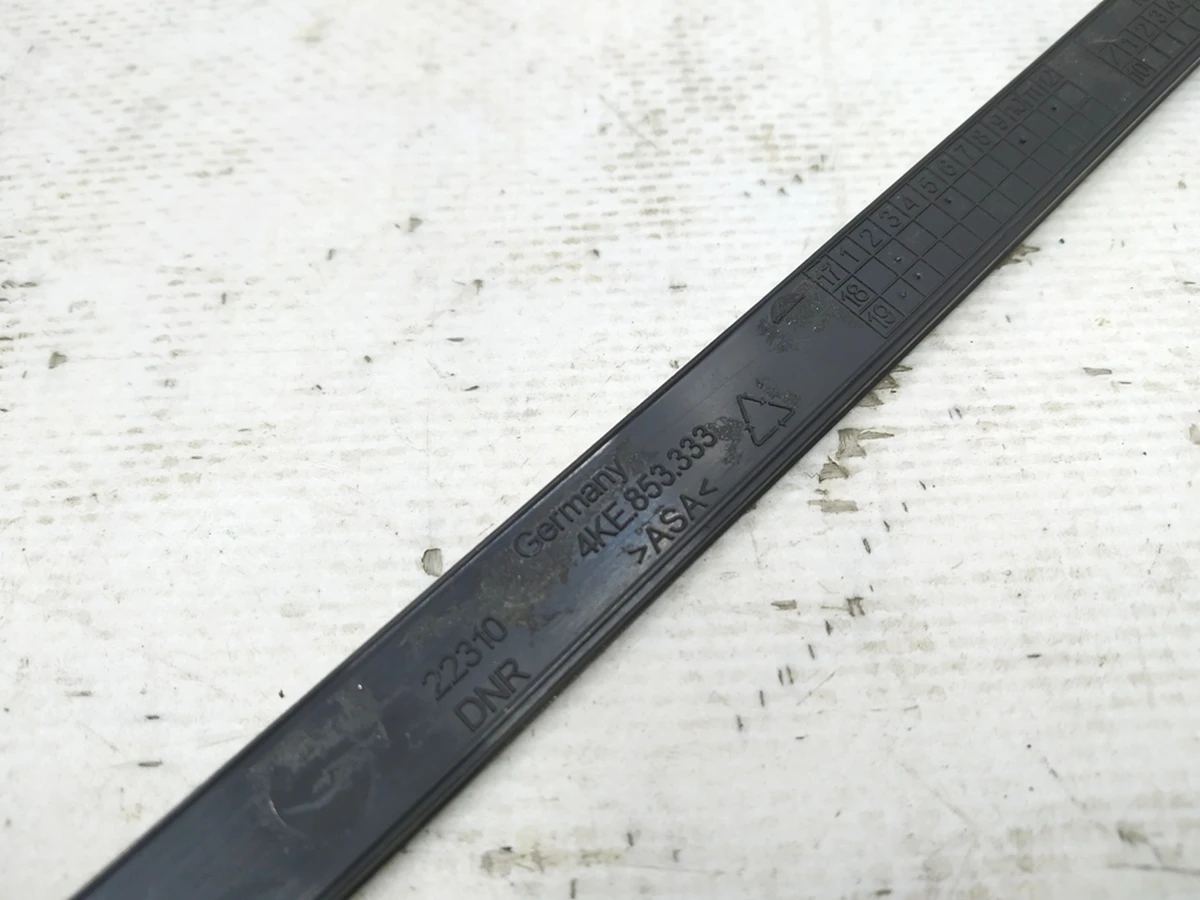 Молдинг переднього бампера декоративний лівий Audi E-tron 4KE853333