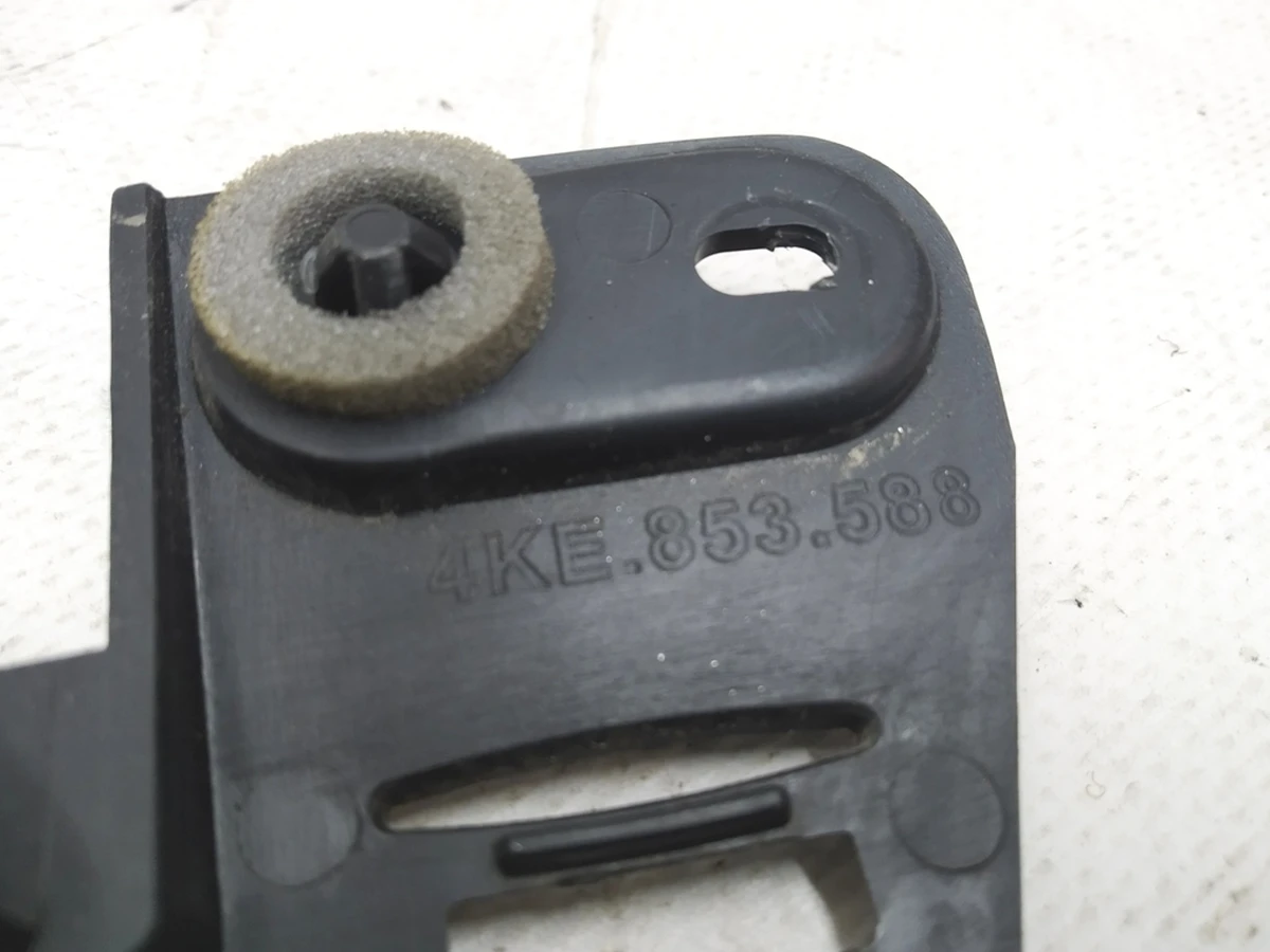 Кронштейн розширювача колісної арки задній правий Audi E-tron 4KE853588