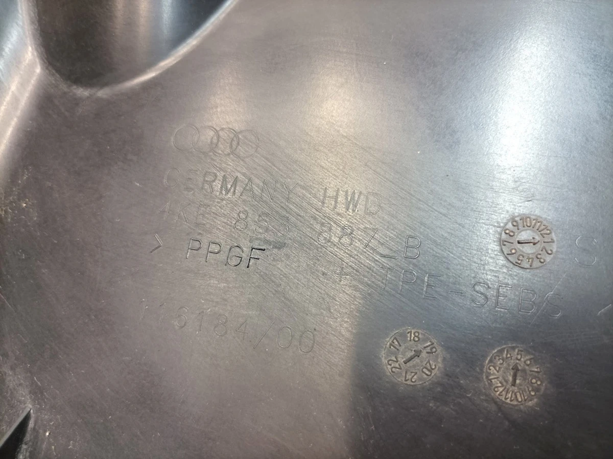 Спойлер підкрилка переднього лівого з пошкодженням Audi E-tron 4KE853887B