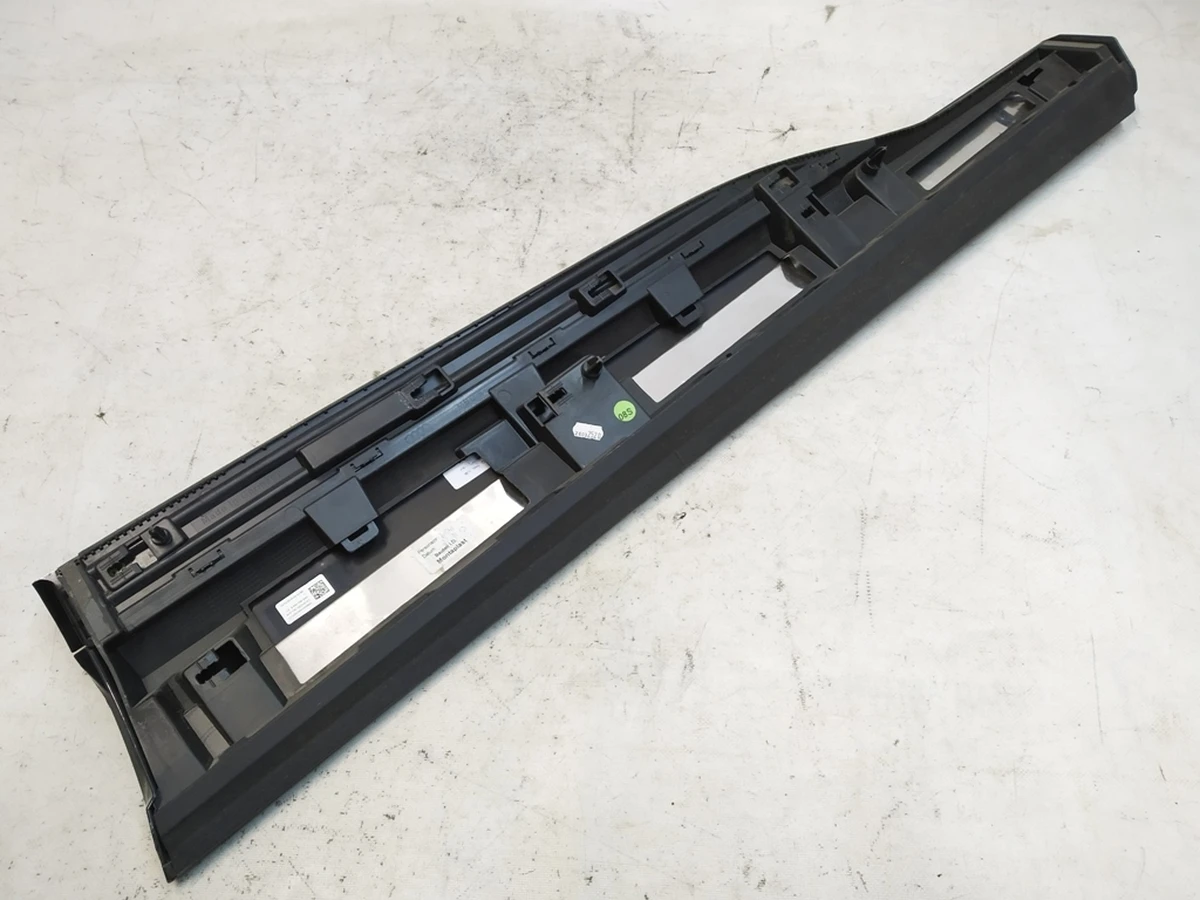 Накладка нижня двері передньої лівий з пошкодженням LX7L Audi E-tron 4KE853959A