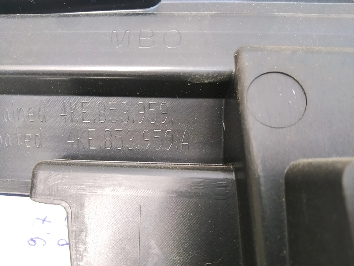 Накладка нижня двері передньої лівий з пошкодженням LX7L Audi E-tron 4KE853959A