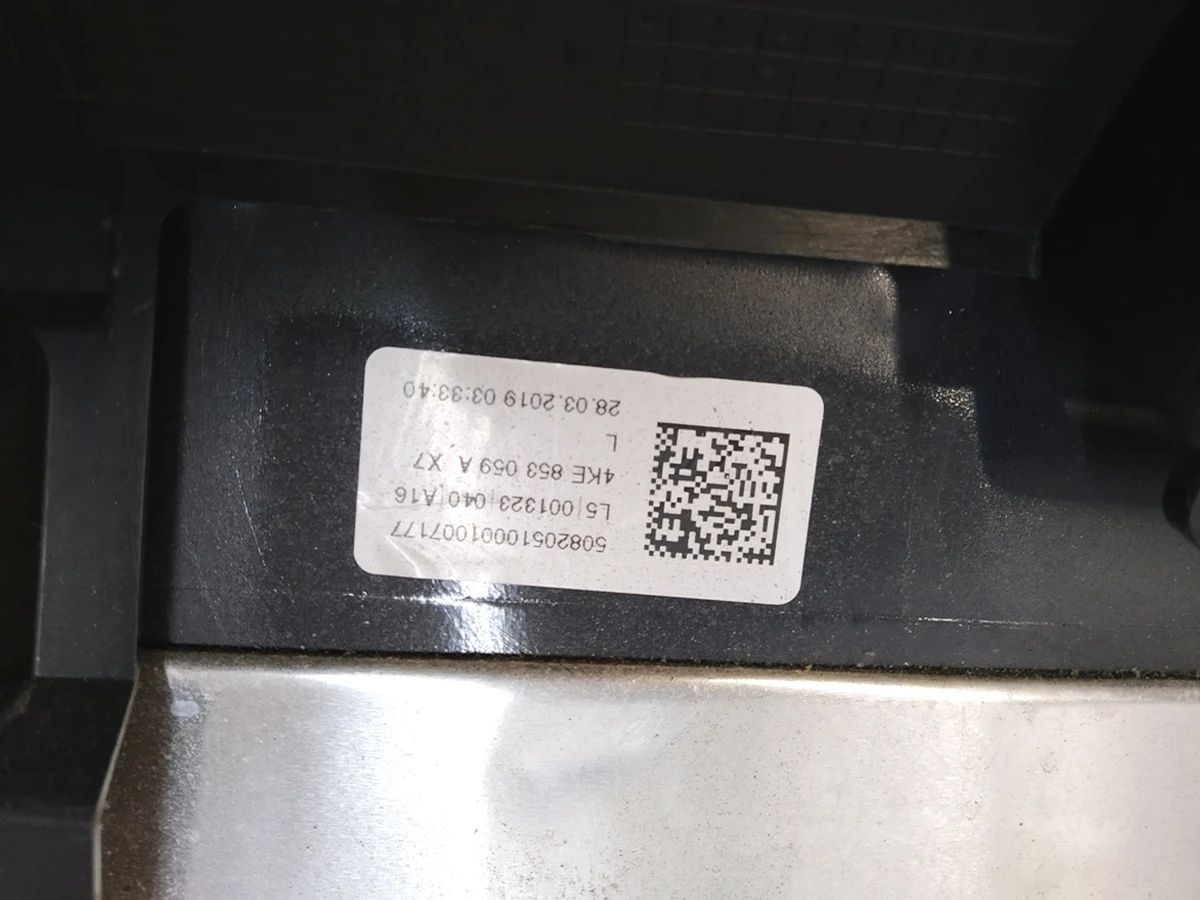 Накладка нижня двері передньої лівий з пошкодженням LX7L Audi E-tron 4KE853959A