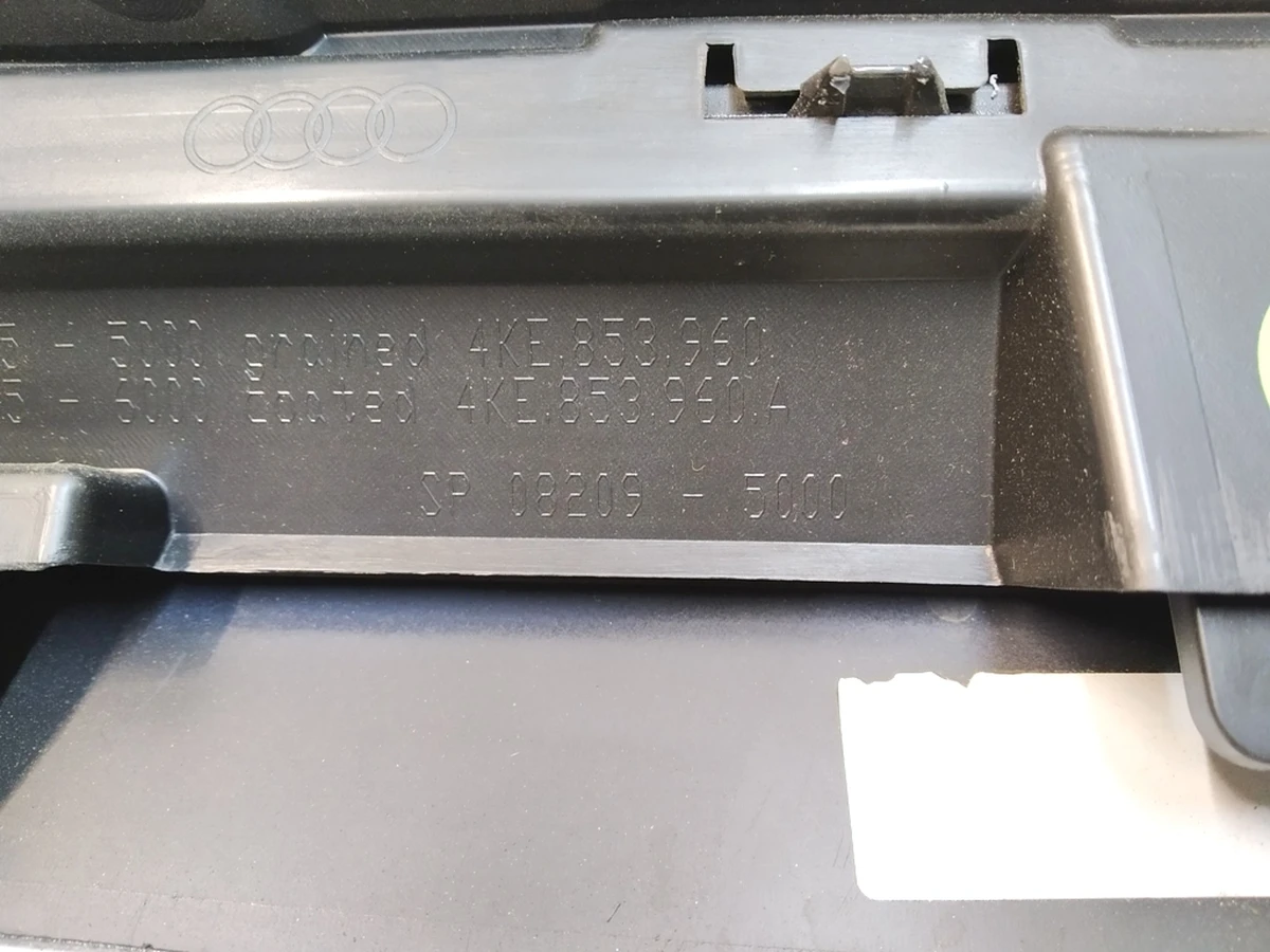 Накладка нижня двері передньої правої з пошкодженням LX7L Audi E-tron 4KE853960A