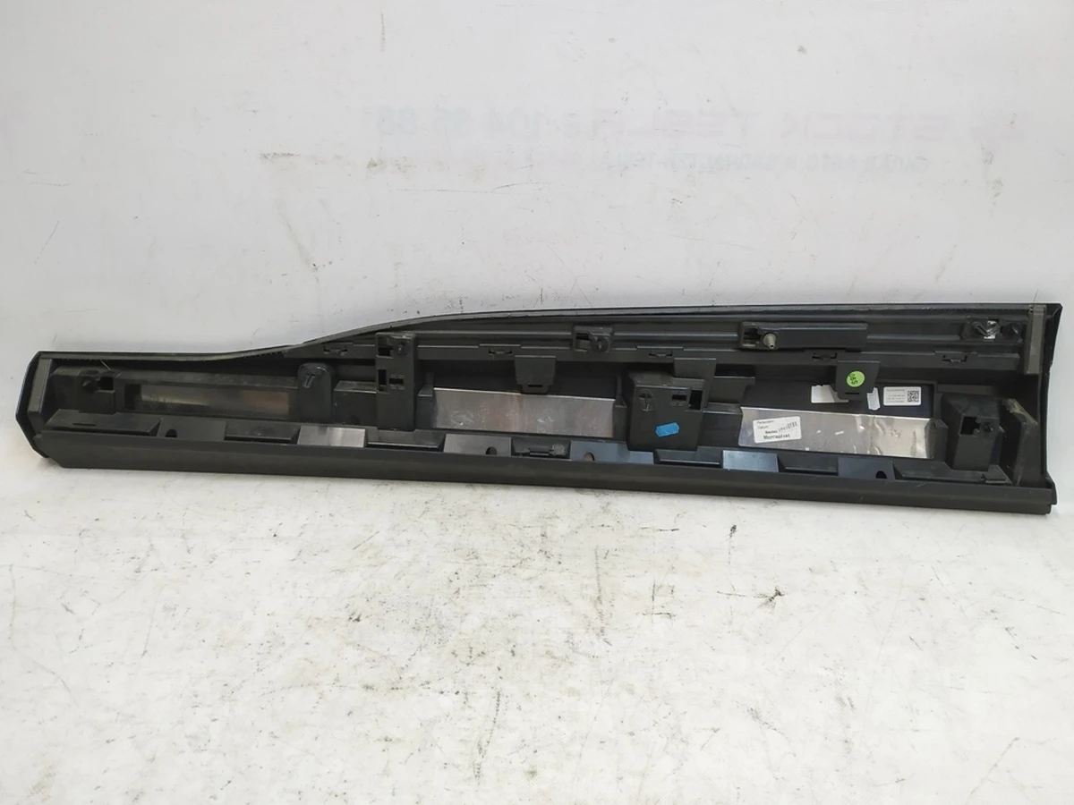 Накладка нижня двері передньої правої з пошкодженням LX7L Audi E-tron 4KE853960A