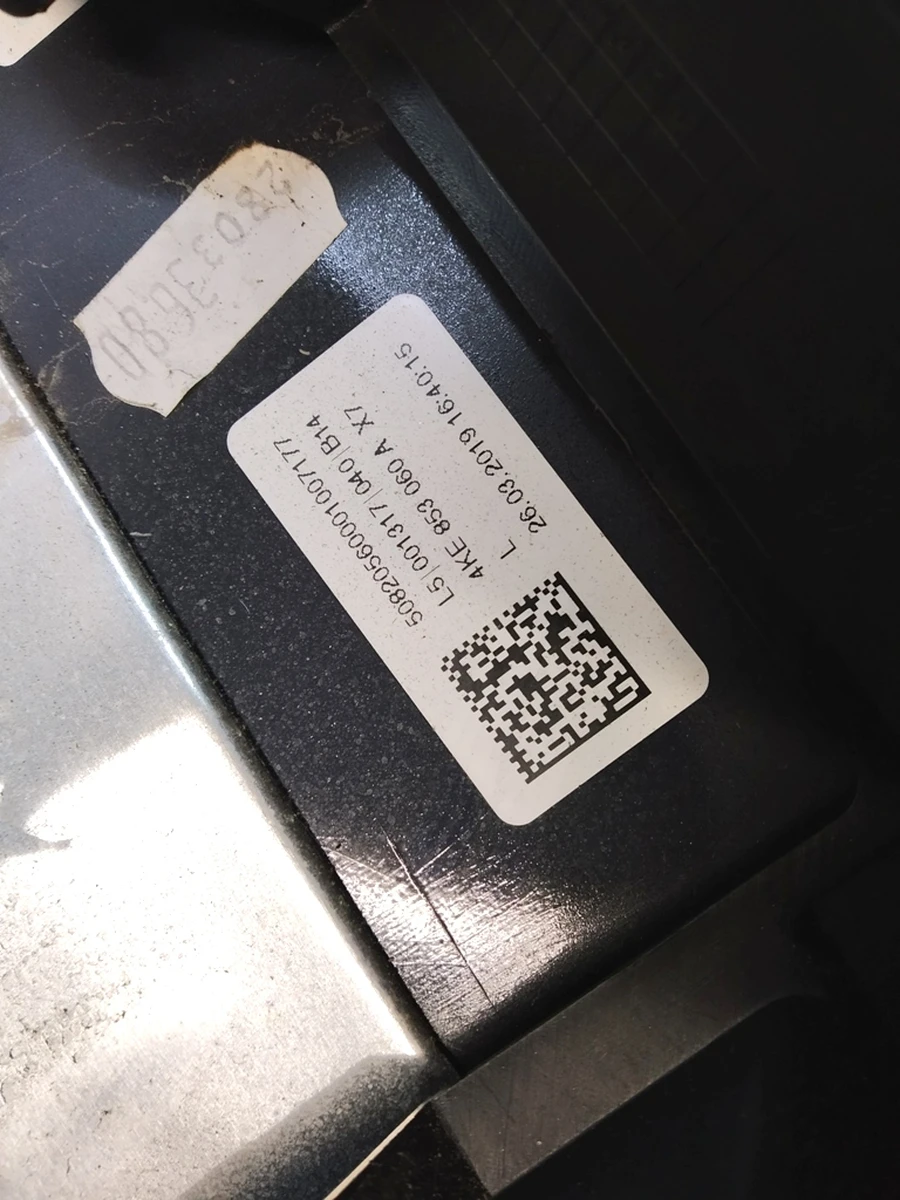 Накладка нижня двері передньої правої з пошкодженням LX7L Audi E-tron 4KE853960A