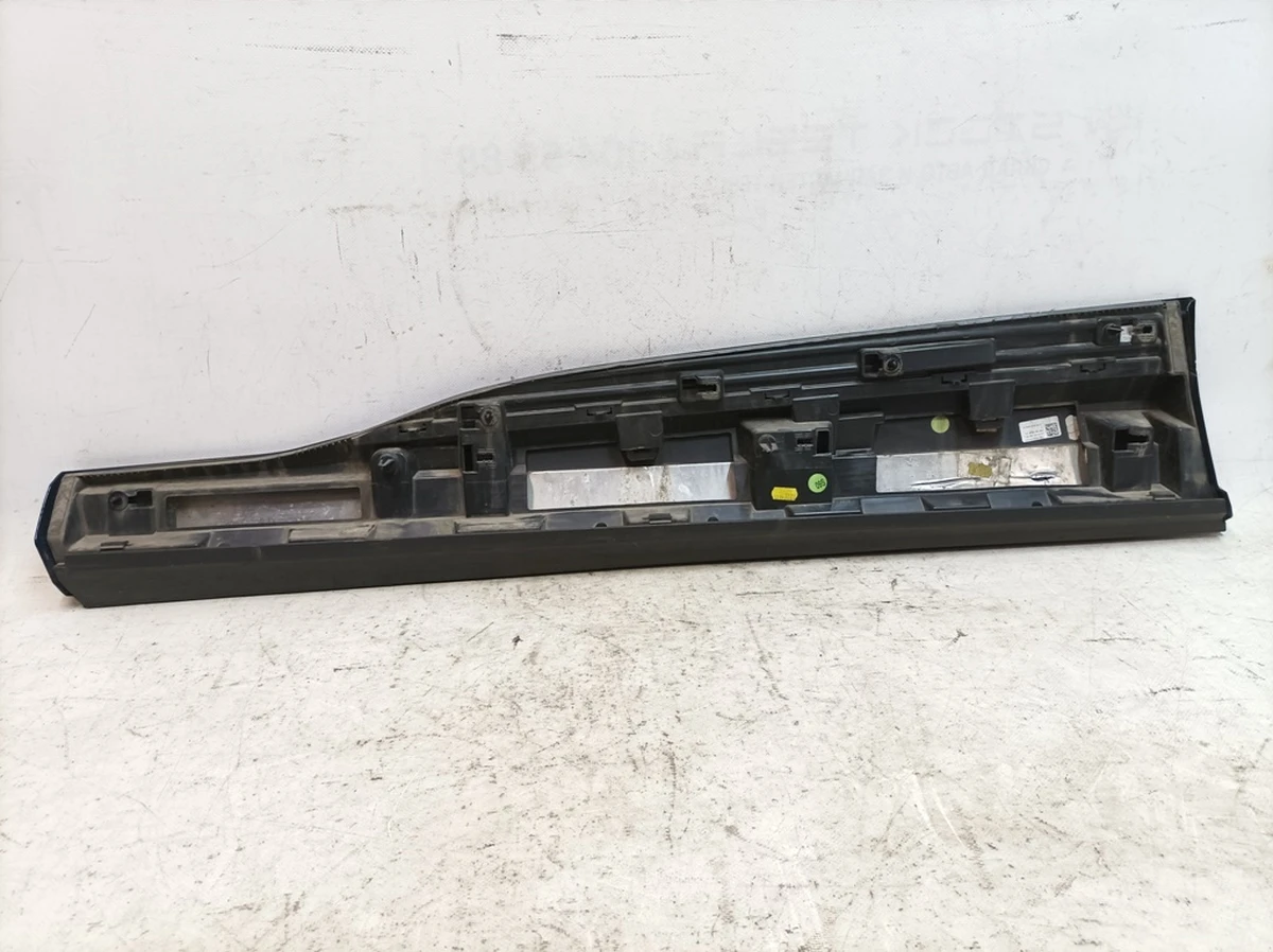 Накладка нижняя двери передней правой с повреждением Galaxisblau Metallic V5Z Audi E-tron 4KE853960A