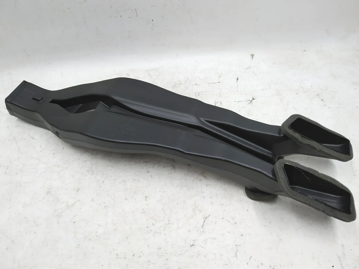 Воздуховод центральной консоли средний Audi E-tron 4KE857039A