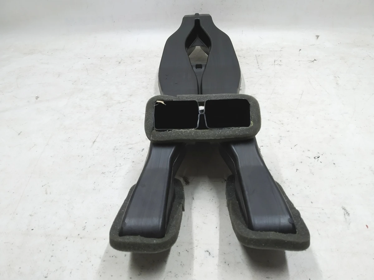 Воздуховод центральной консоли средний Audi E-tron 4KE857039A