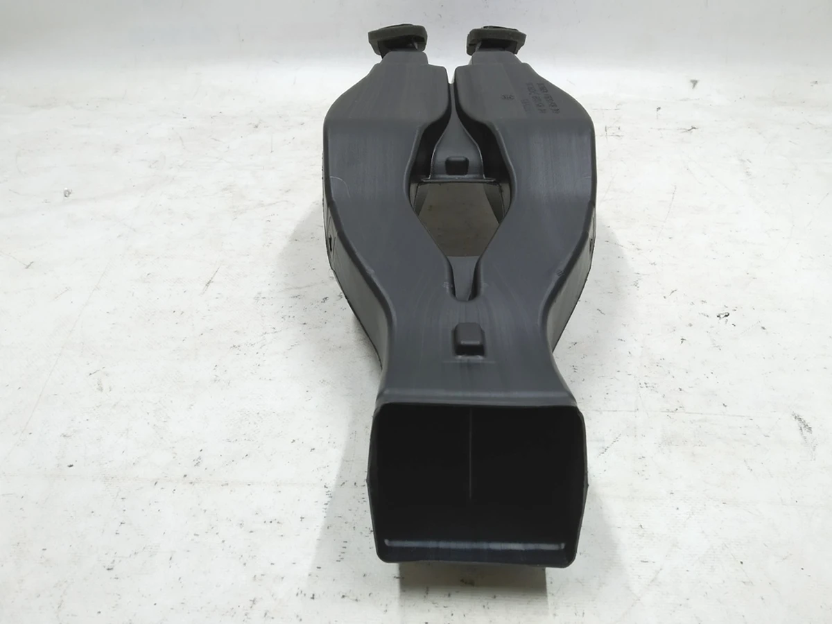 Воздуховод центральной консоли средний Audi E-tron 4KE857039A