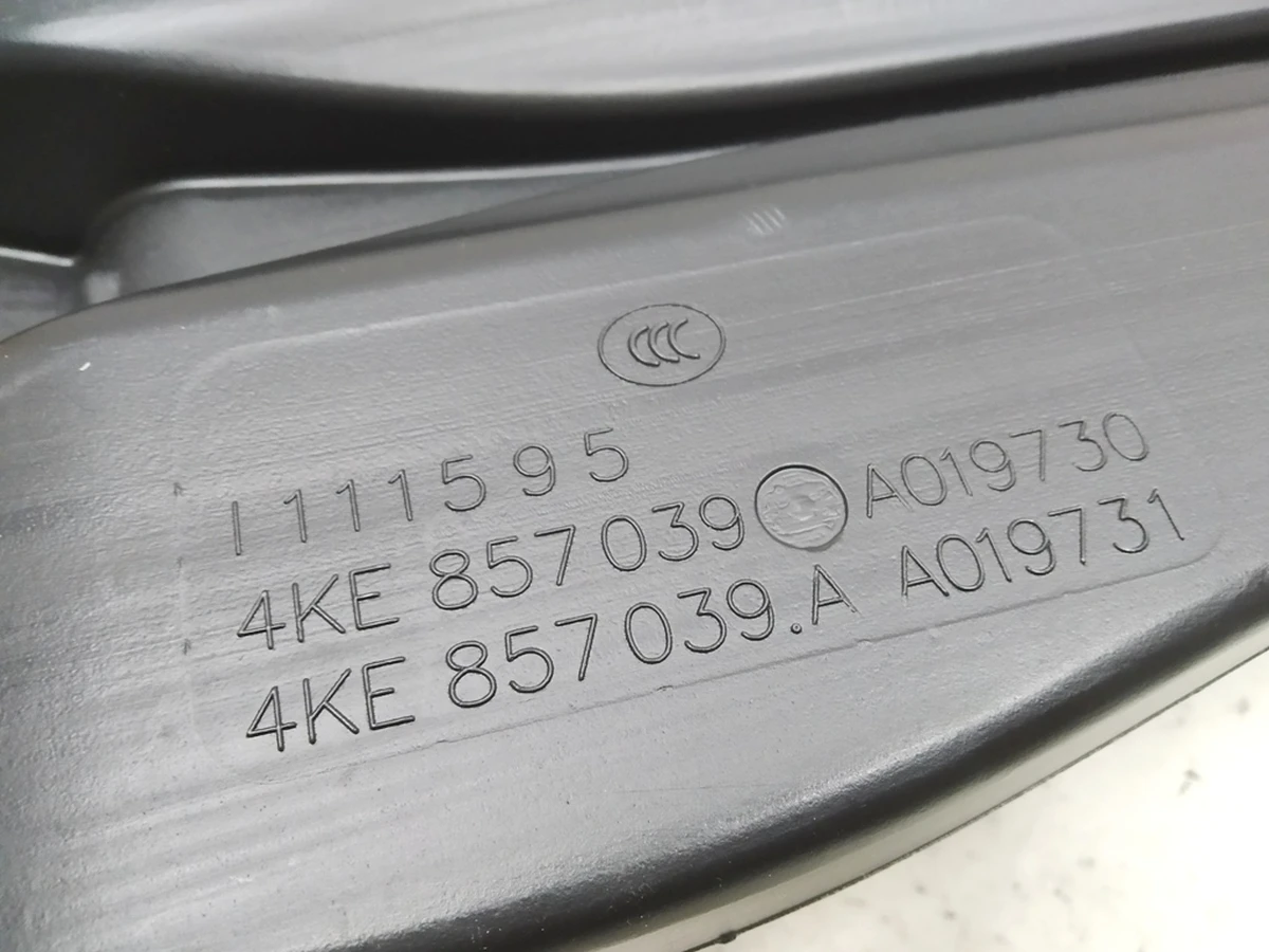 Воздуховод центральной консоли средний Audi E-tron 4KE857039A