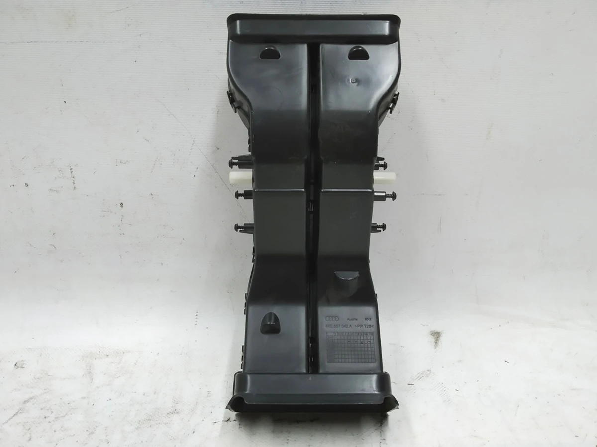 Air duct connecting center console middle rear Audi E-tron 4KE857042A