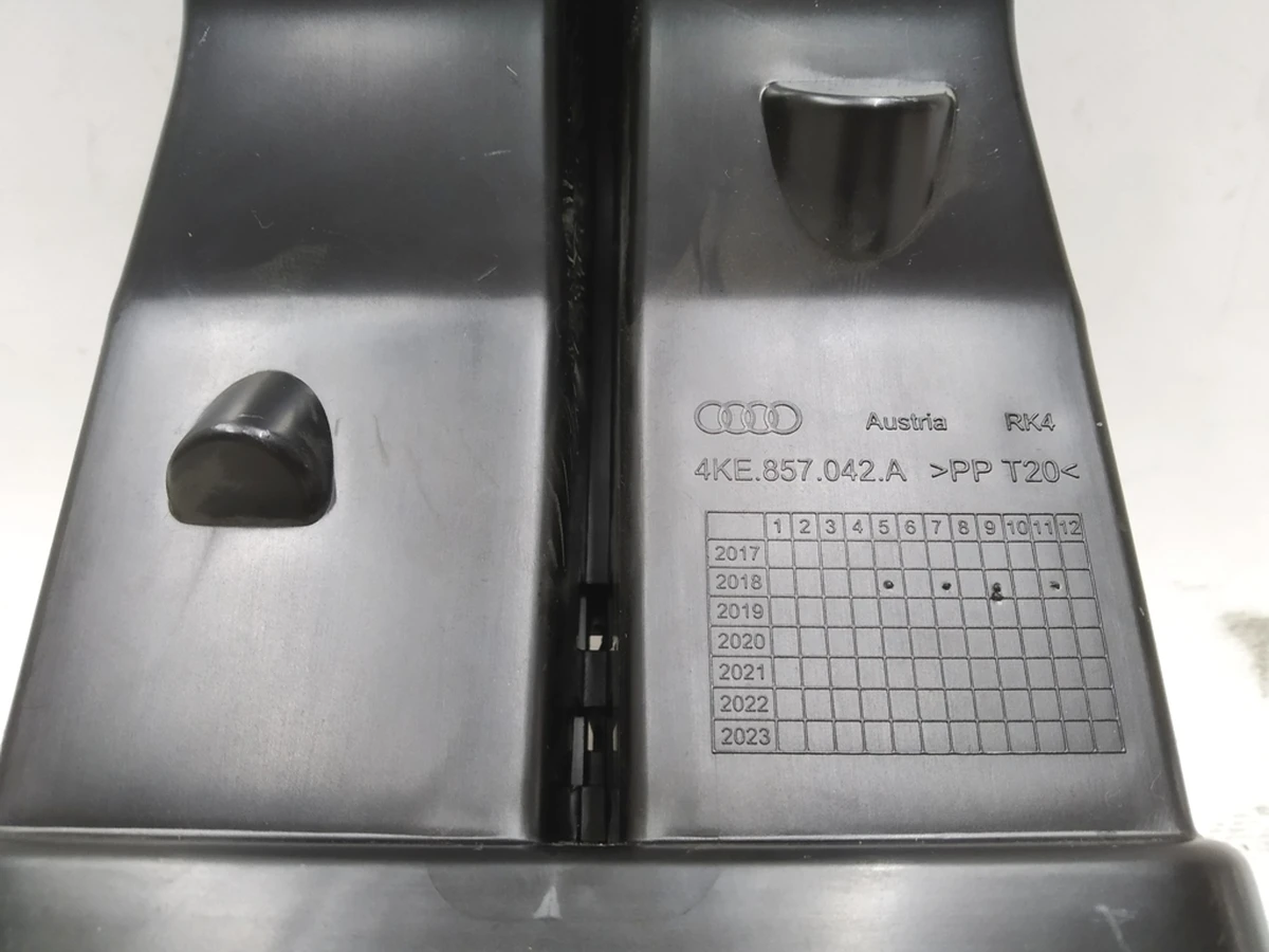 Air duct connecting center console middle rear Audi E-tron 4KE857042A