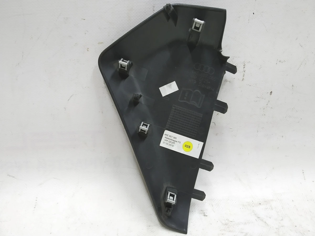 Накладка боковая передней панели (торпедо) левая Audi E-tron 4KE857085