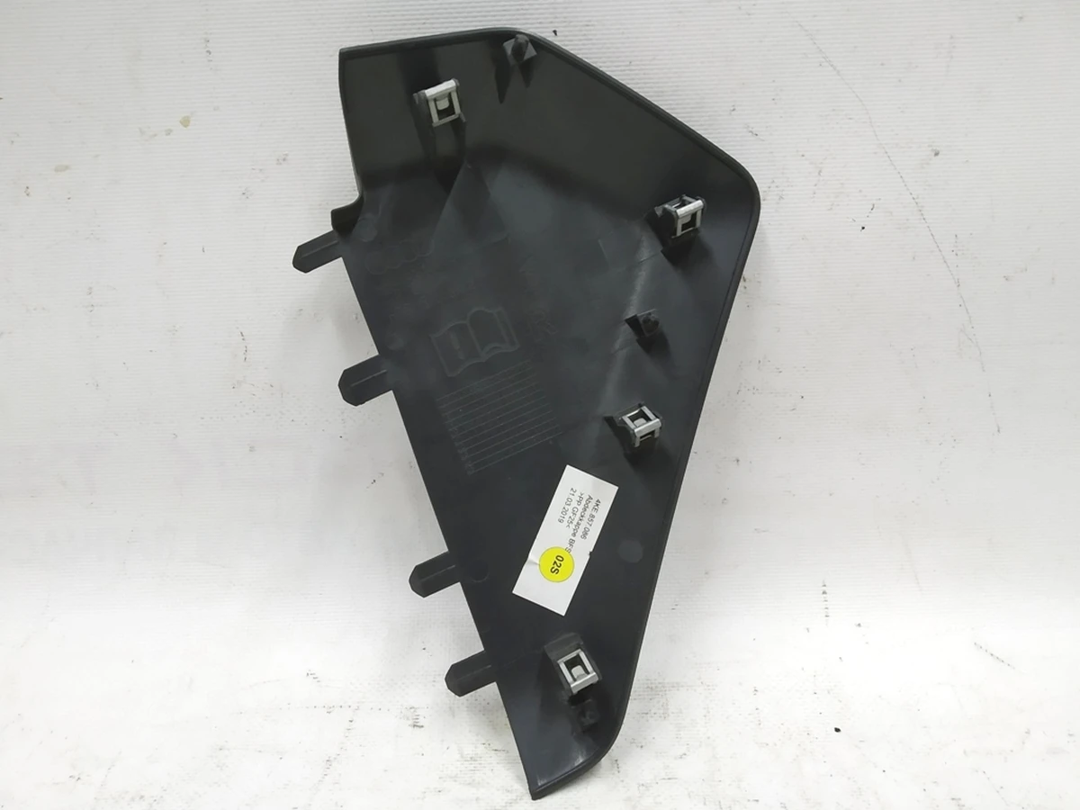 Накладка боковая передней панели (торпедо) правая Audi E-tron 4KE857086