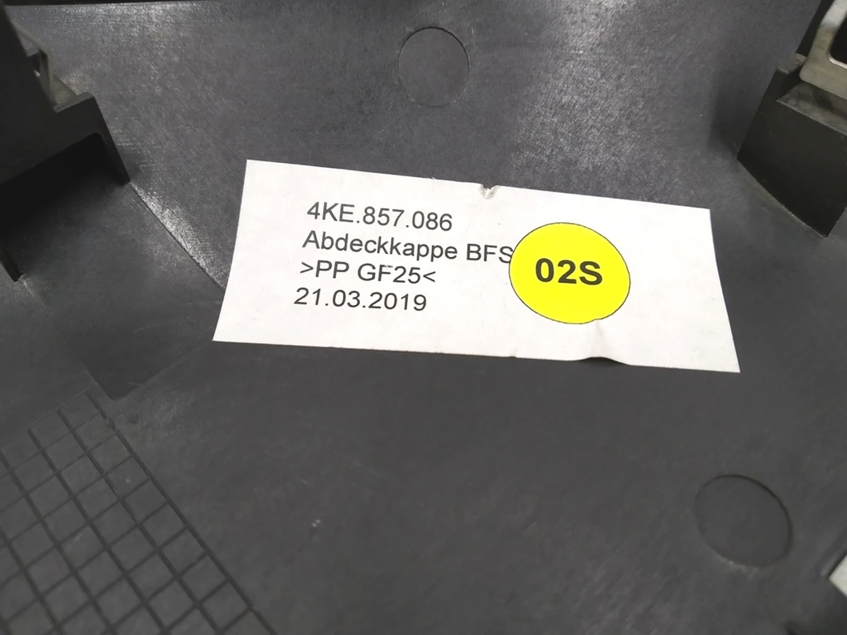 Накладка боковая передней панели (торпедо) правая Audi E-tron 4KE857086