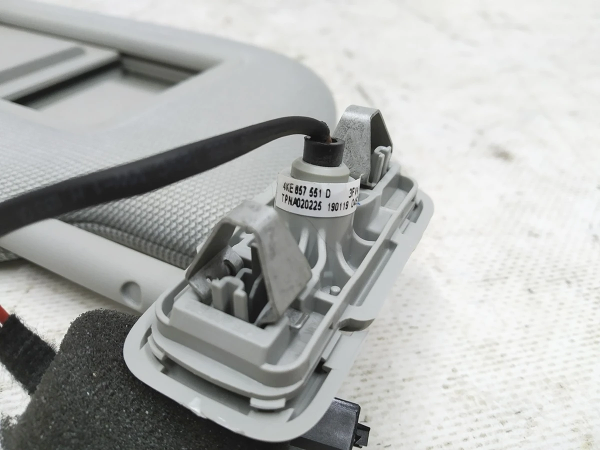 Козирок сонцезахисний з підсвічуванням лівий Audi E-tron 4KE857551D