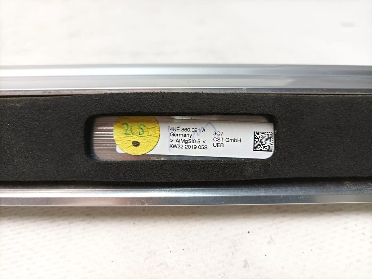 Рейлинг крыши левый Audi E-tron 4KE860021A